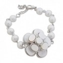 Bracelet perles blanches et fleur en pastilles nacrée