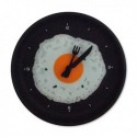 Horloge murale poêle avec œuf sur le plat