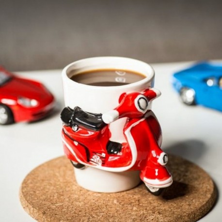 Tasse en céramique avec scooter rouge 3D