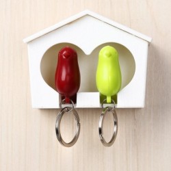 Range-clés couple d’inséparables dans un cabanon