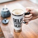 Tasse avec mélangeur automatique et couvercle