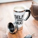 Tasse avec mélangeur automatique et couvercle