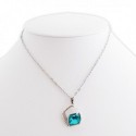 Collier avec pendentif losange et faux cristal turquoise