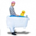 Costume gonflable homme dans sa baignoire