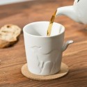 Tasse en porcelaine biche et queue en relief