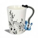 Tasse partitions de musique et guitare électrique bleue