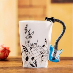 Tasse partitions de musique et guitare électrique bleue
