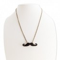 Collier avec pendentif moustache